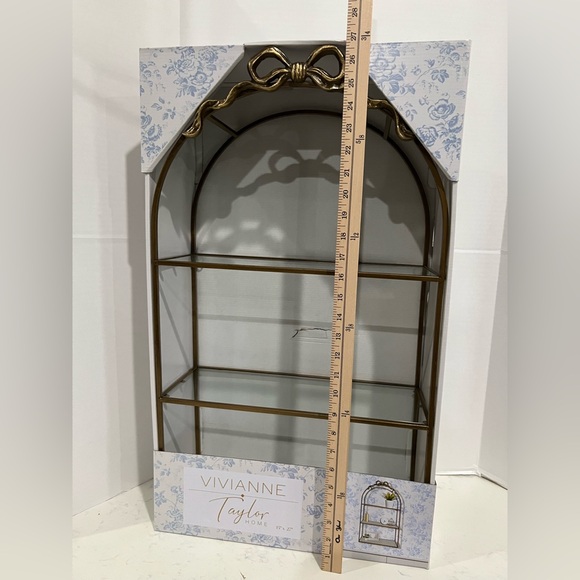 Elegant White Display Shelves for Wall Decor - Picture 7 of 8